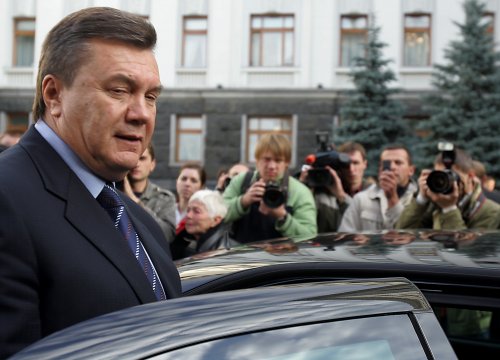 Президент поблагодарил украинцев, что они не бьют его за плохие дороги 