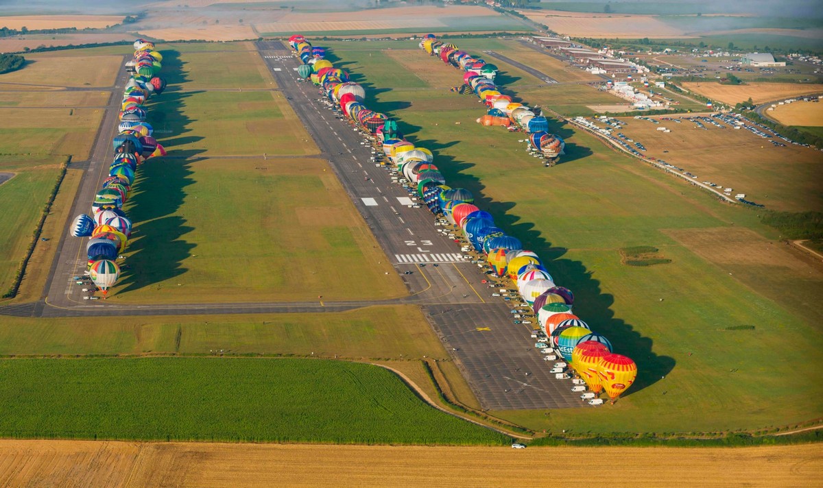 Сотни воздушных шаров на фестивале во Франции