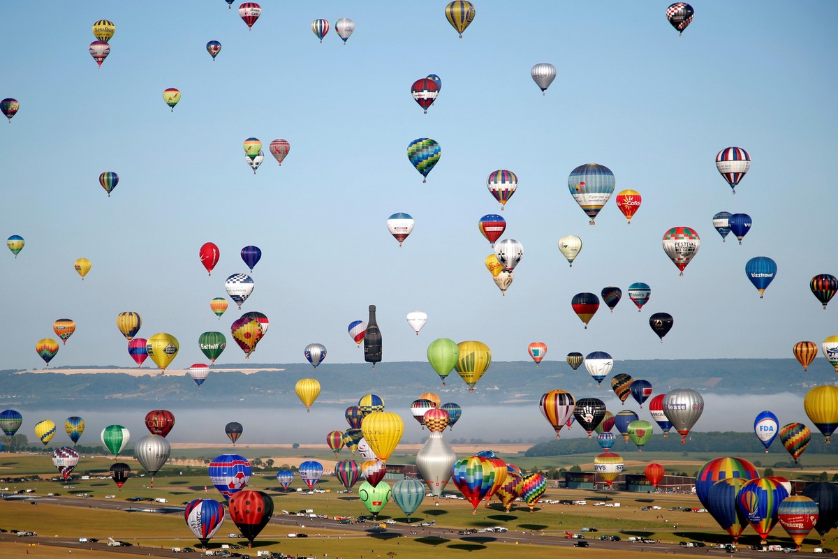 Сотни воздушных шаров на фестивале во Франции