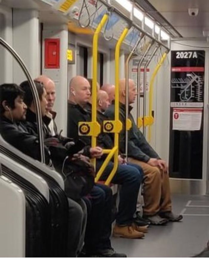Забавные и странные вещи, замеченные в метро. ФОТО