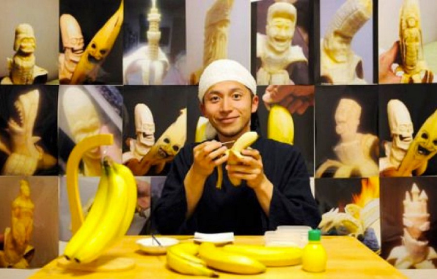 Японец делает художественную резьбу на бананах. ФОТО