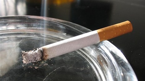 Депутат предлагает запретить курение даже на летних площадках кафе