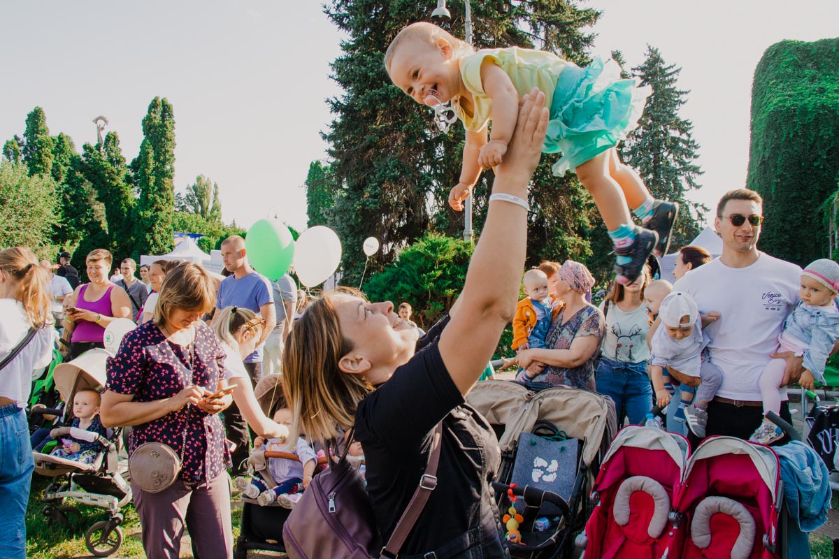 Здесь весь день гуляли необычные семьи Киева, которые взяли на себя ответственную ношу в воспитании двоих (а то и троих!) детей, родившихся в один день