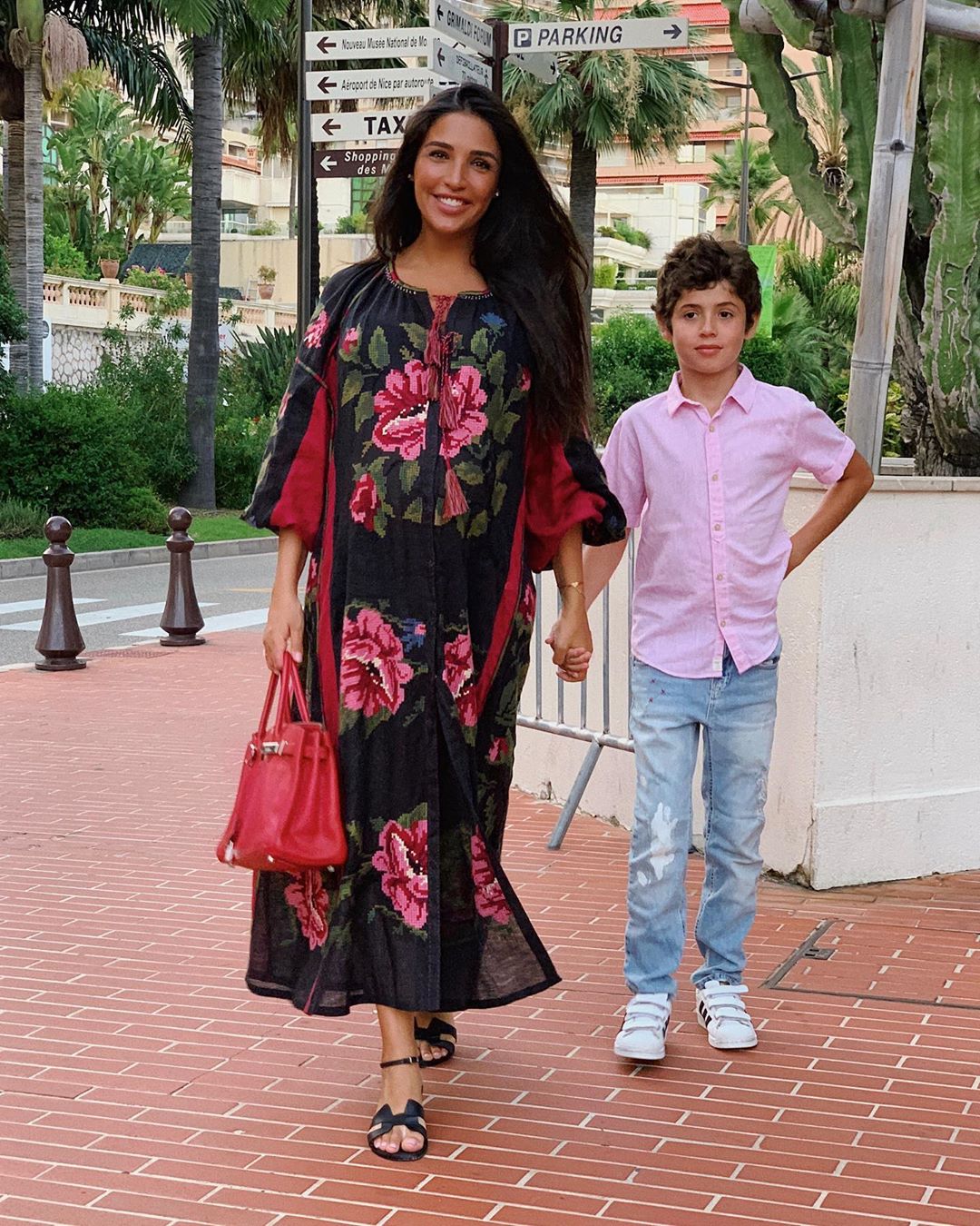Беременная Санта Димопулос с сыном прогулялась по Монако. ФОТО