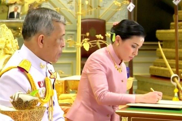 Король Таиланда признался в полигамии. Видео