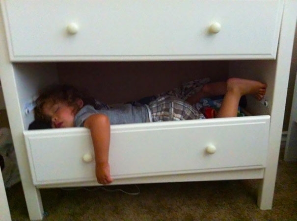 дети уснувшие в неподходящих местах, дети умеют спать где угодно