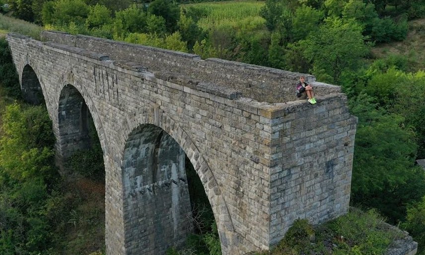 Леся Никитюк позировала на краю моста. ФОТО
