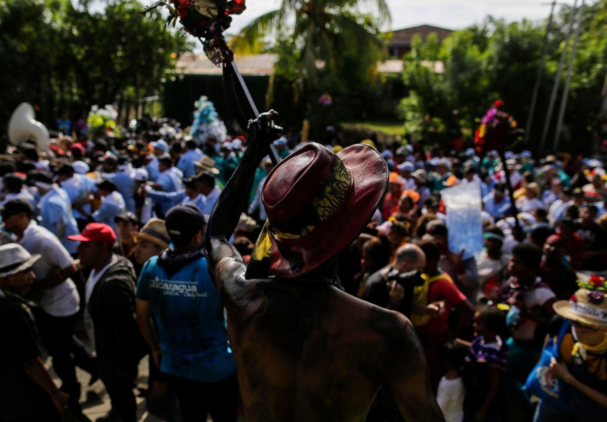 Никарагуа траур. Карнавал в Никарагуа. Толпа в Никарагуа фото. Нахтвей Распятие в Никарагуа.