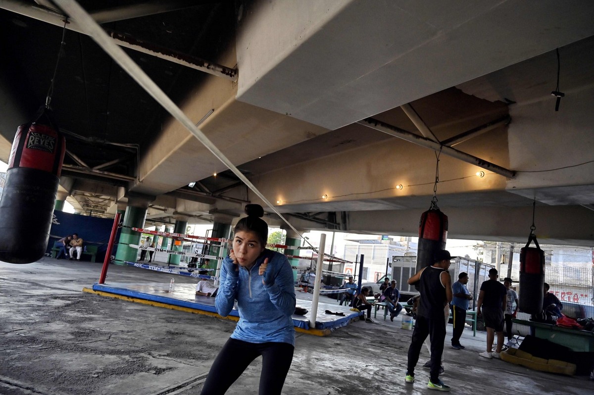 Зал для бокса под мостом в Мексике
