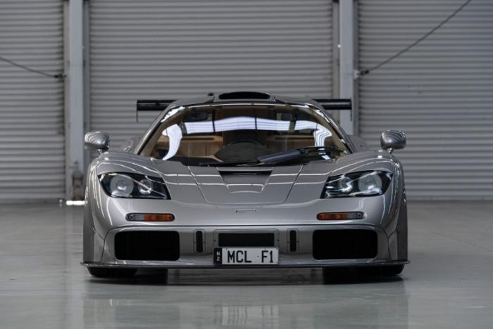 Один из двух уникальных McLaren F1 LM отправляется на аукцион