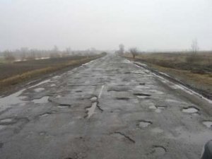 Азаров объяснил, почему в Украине плохие дороги