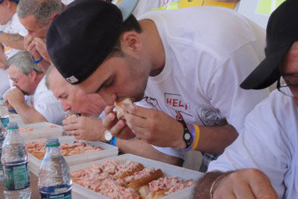 В Нью-Гемпшире прошел конкурс по поеданию сэндвичей на скорость