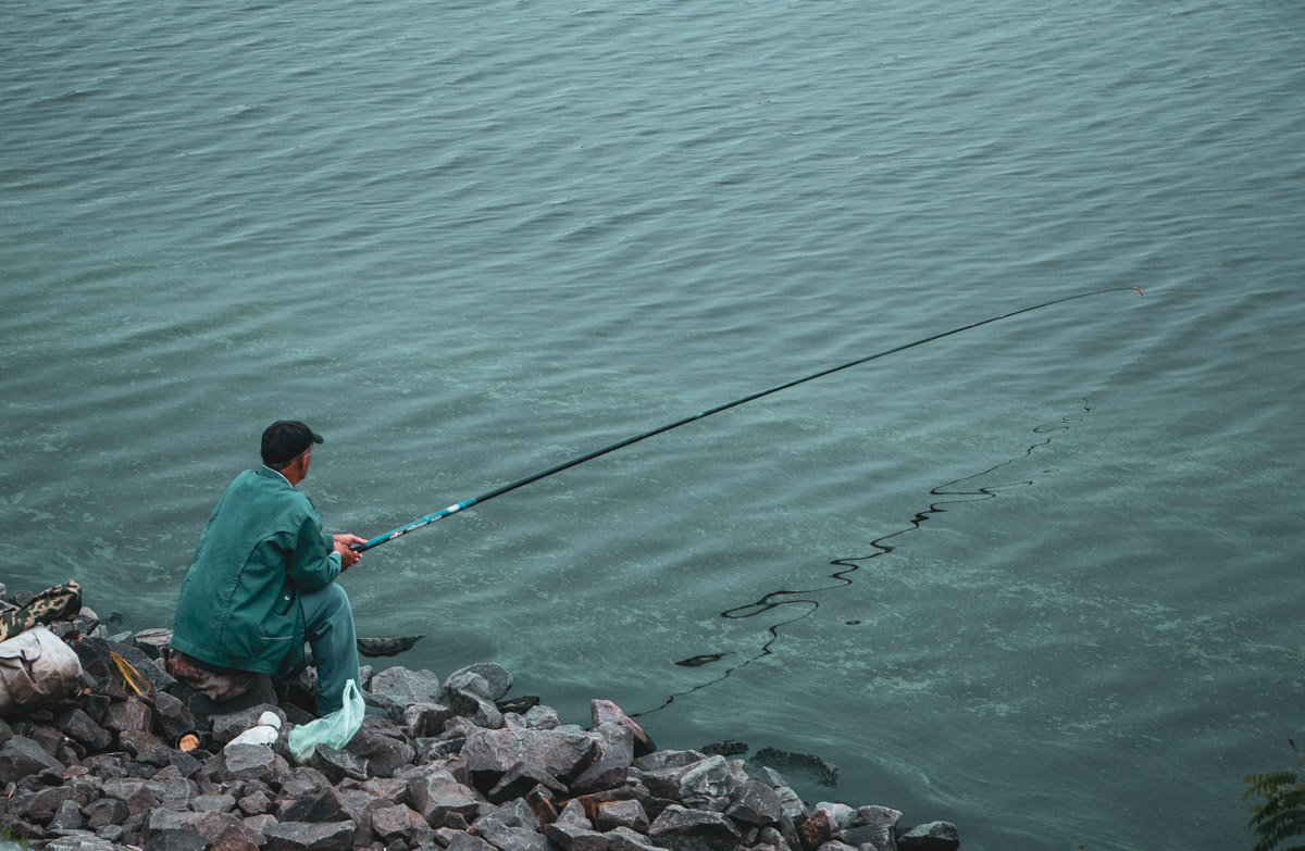 Однако даже сейчас на берегу Днепра можно встретить самых стойких жителей столицы - рыбаков