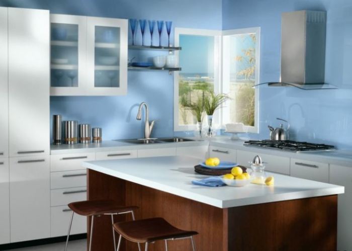 Комбинируйте цвета и оттенки. \ Фото: kitchendizajn.ru.