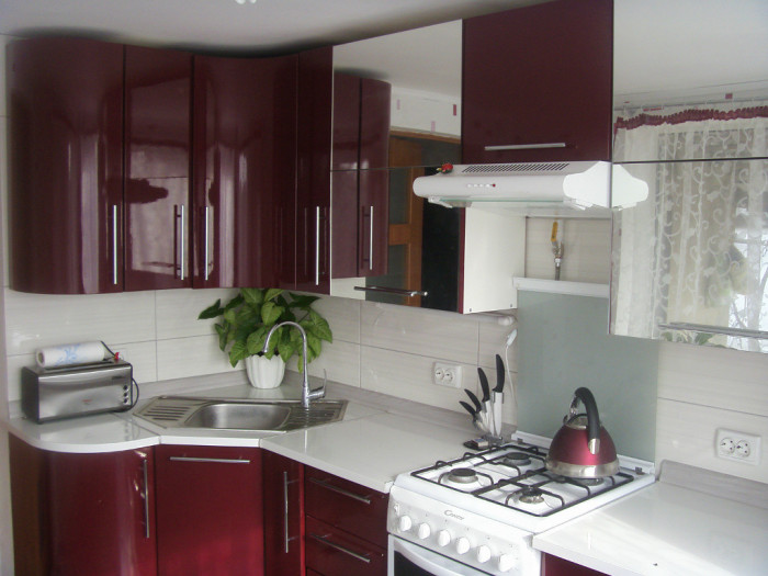 Уютная кухня вишнёвого цвета. \ Фото: ukuhnya.com.