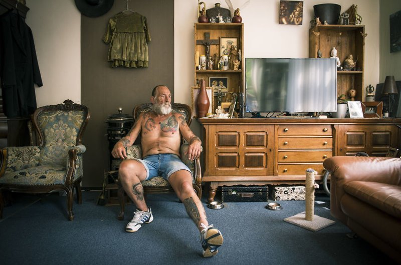 Пожилые люди с татуировками. Фото
