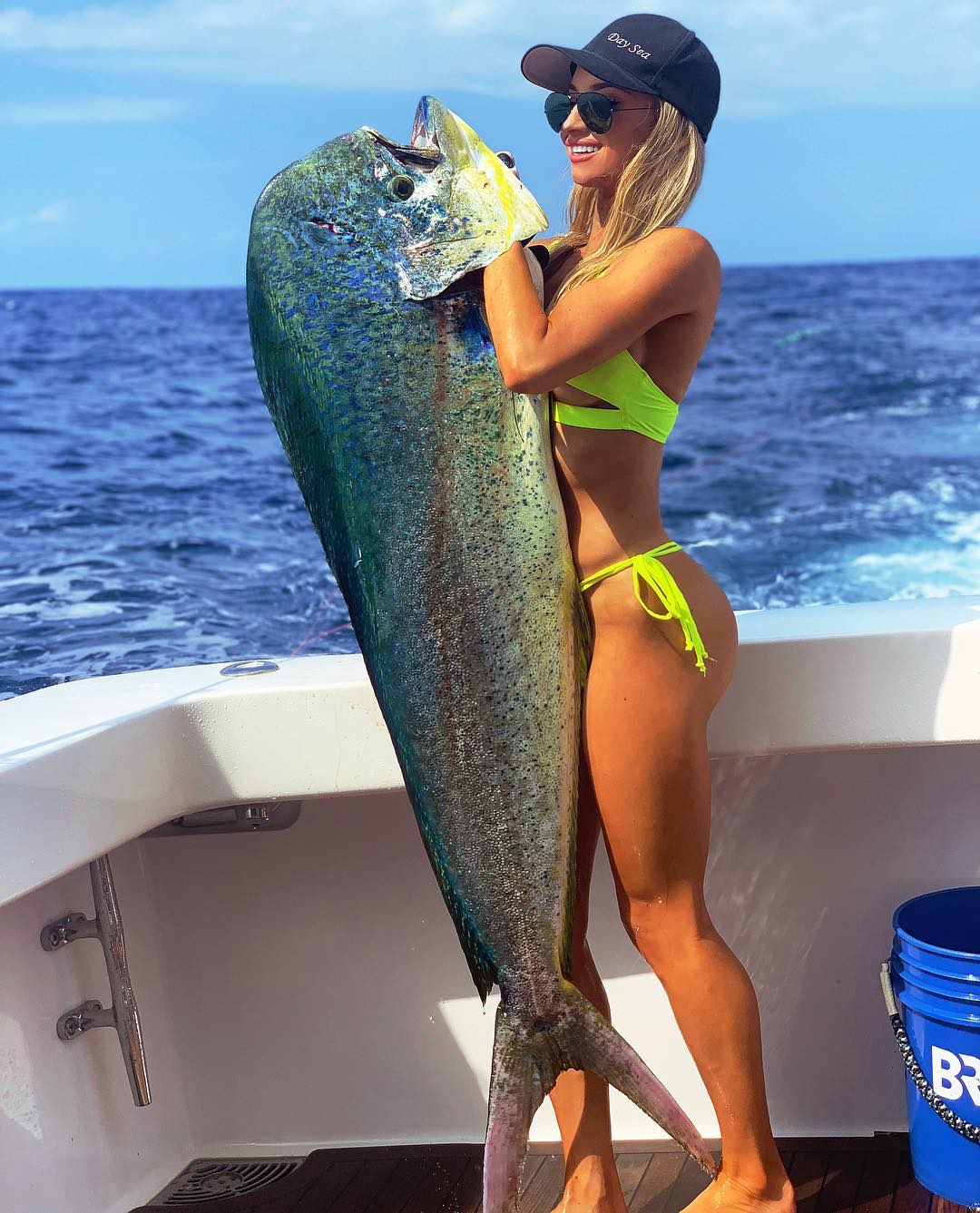 Соблазнительная рыбачка Эмили Ример из Майами