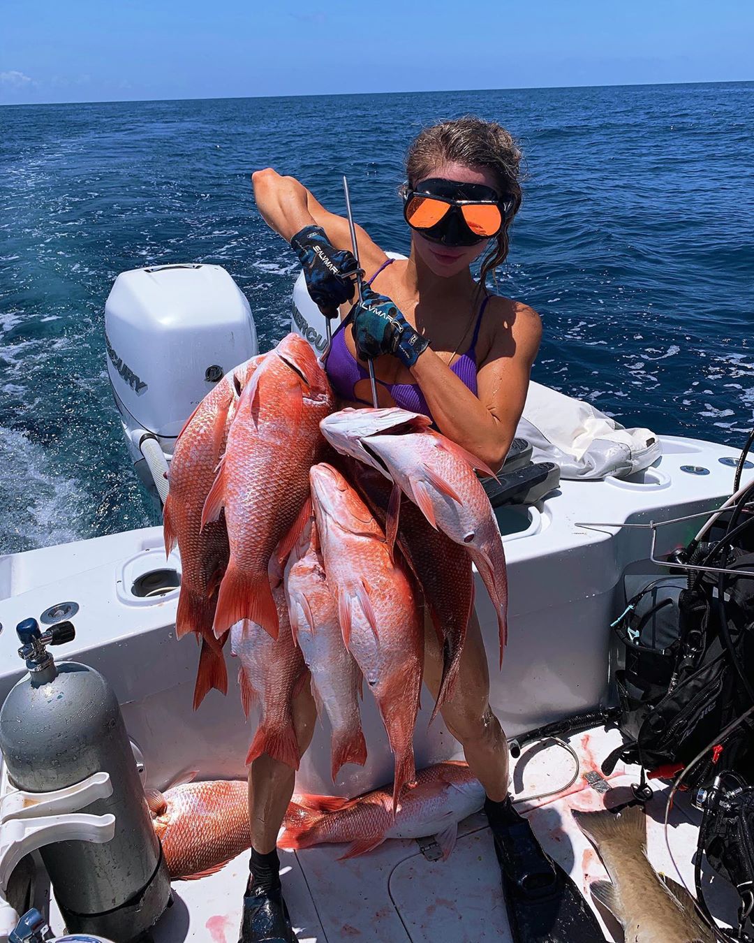 Соблазнительная рыбачка Эмили Ример из Майами