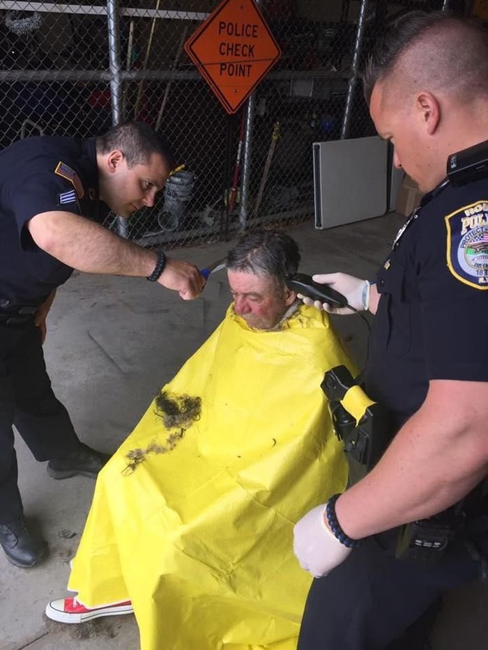 Полицейские преобразили бездомного мужчину
