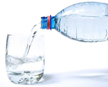 Вода из пластиковых бутылок опасна для здоровья