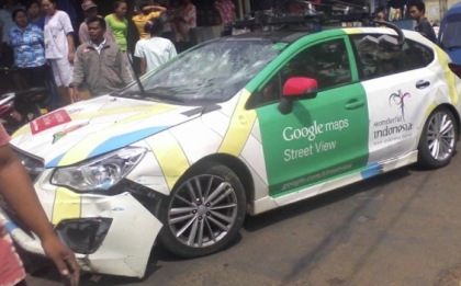 В Индонезии «гугломобиль» за день трижды попал в аварию