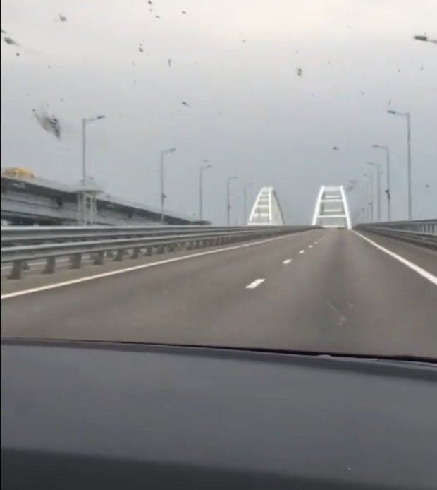 В сети высмеяли пустующий Крымский мост. ФОТО