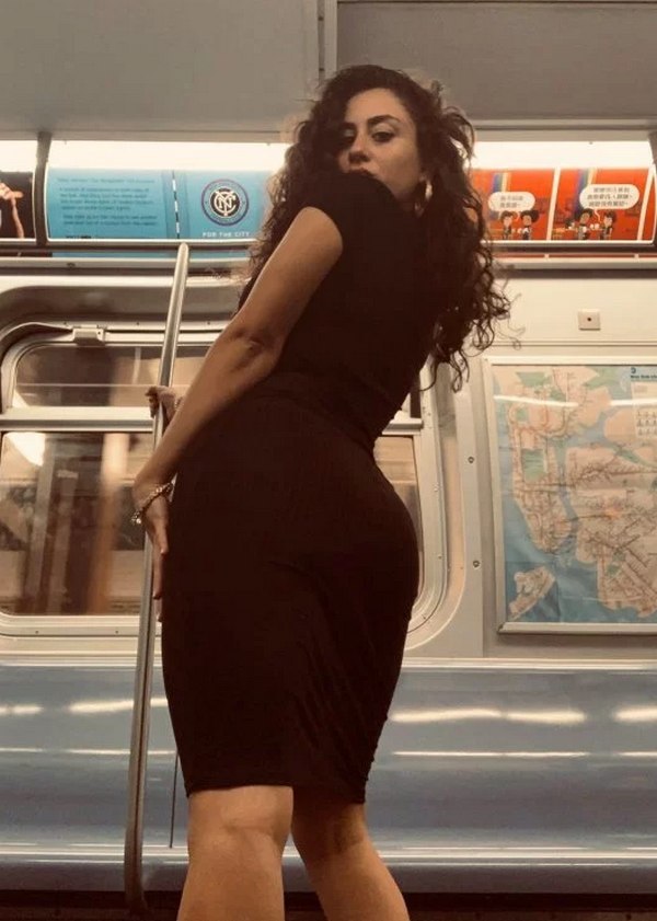 Сеть насмешила девушка, игриво позирующая в метро. ФОТО