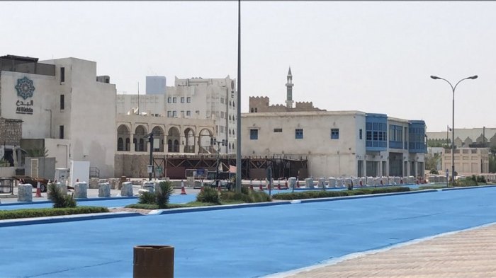 Для чего красят асфальт в голубой цвет в Катаре?