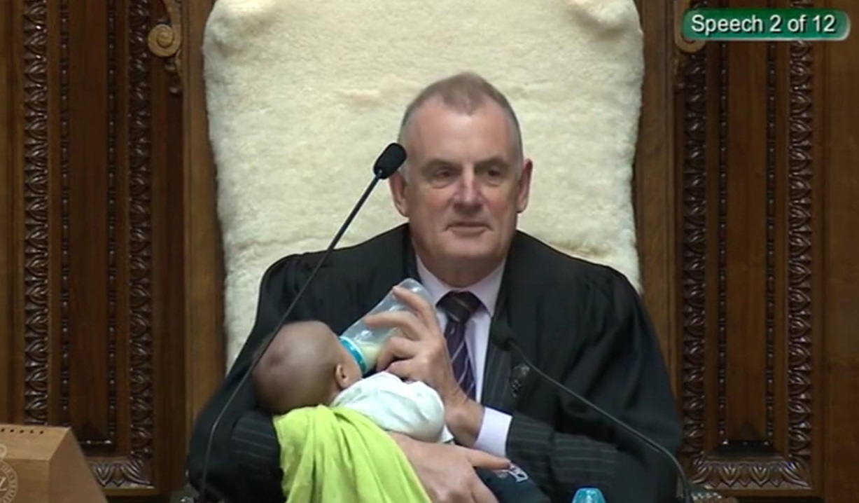 Спикер парламента во время заседания нянчился с чужим ребенком. ФОТО