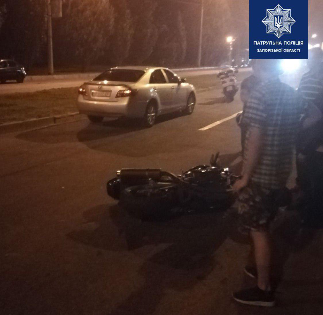 В Запорожье иномарка сбила мотоциклиста. ВИДЕО