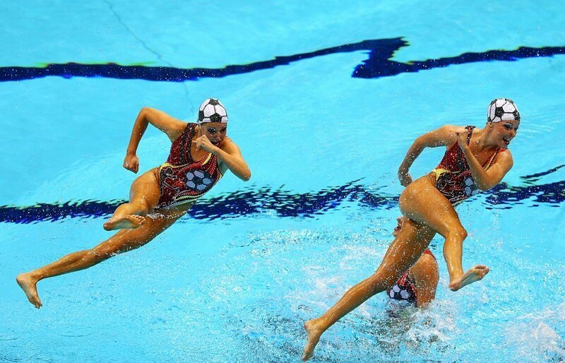 Очень смешные фотографии синхронного плавания, будто поставленные на паузу. ФОТО