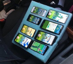 Полицейские остановили водителя, ловившего покемонов на 8 телефонов