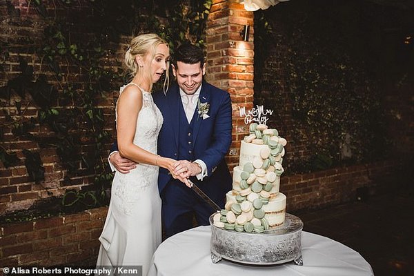 Катастрофа на свадьбе: молодожены уронили на пол и разбили торт стоимостью 550 долларов. ФОТО