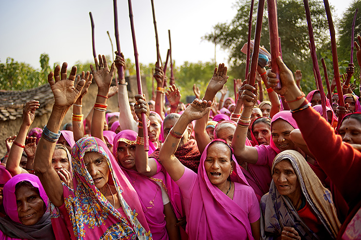 Розовая банда, которая борется за справедливость в Индии