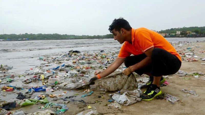 В Индии мужчина организовал масштабную уборку пляжа. Фото