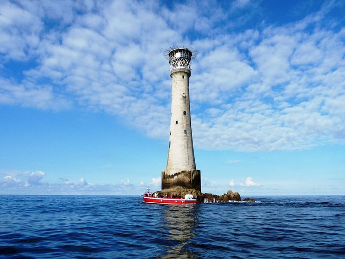 Необычный маяк на самом маленьком острове в мире. Фото