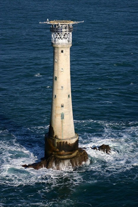 Необычный маяк на самом маленьком острове в мире. Фото