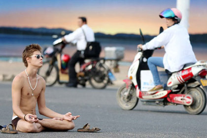 Российский студент устроил медитацию нагишом на дороге