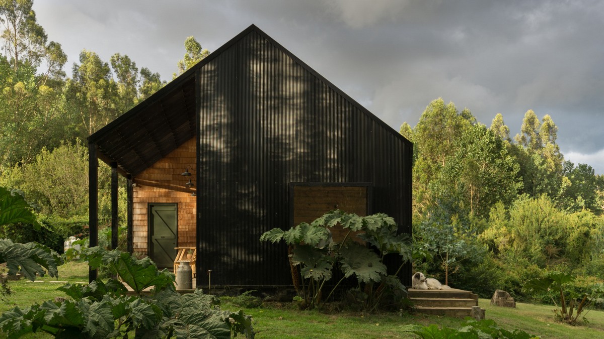 Простой дом в стилистике немецких поселенцев в Чили