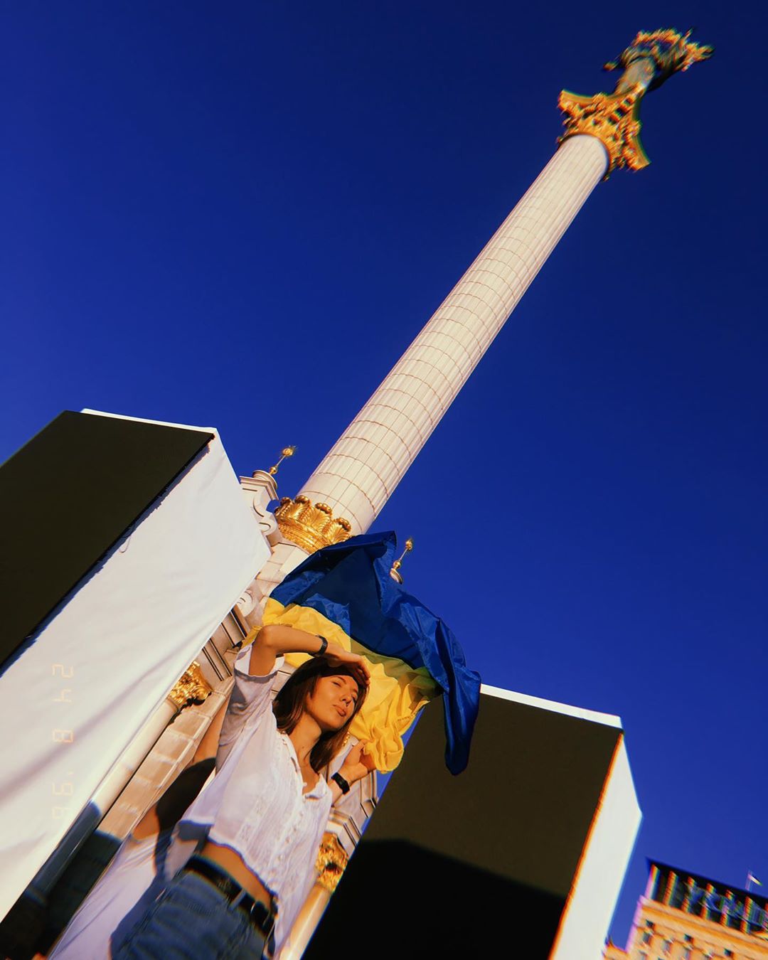 Начнем мы нашу подборку с самой традиционной фотографии, которая только возможна - монумент Независимости, украинский флаг и бескрайнее синее небо. Фото - @dsh.miroshnichenko