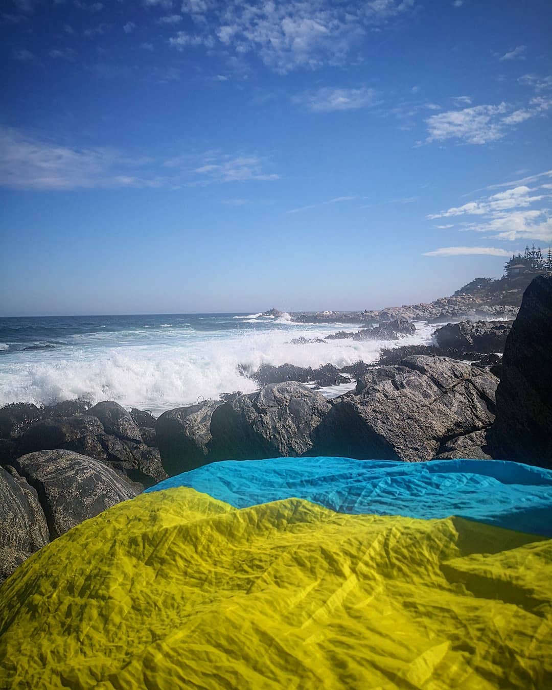 Вообще что можно понять, листая фотографии украинцев в Instagram - наш флаг идеально подходит к любому уголку страны. @irih_90 показала, что пенящееся море и сине-желтые цвета тоже неплохо сочетаются