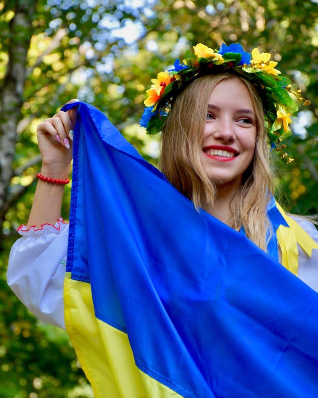 А завершаем мы эту подборку снимком @_sflsh, на котором объединилась природа, флаг и настоящая украинская красота