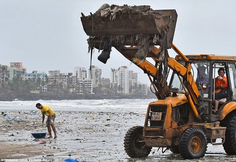 В Индии мужчина организовал масштабную уборку пляжа. ФОТО