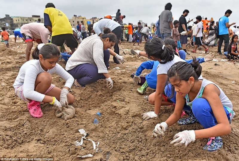 В Индии мужчина организовал масштабную уборку пляжа. ФОТО