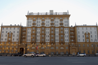 Москвичи приноровились закапывать личные вещи перед посольством США