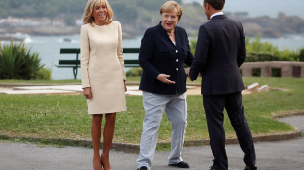 В сети высмеяли забавный танец Меркель перед Макроном. ФОТО