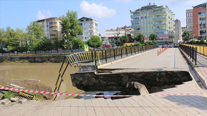 В Турции микроавтобус провалился под мост. ВИДЕО