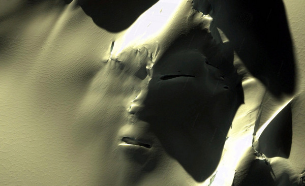 В Антарктиде обнаружили «гигантское лицо инопланетянина». ВИДЕО