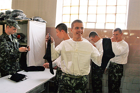 Российских солдат будут учить этикету, культуре речи и стихов о маме