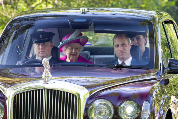 В классических пальто и шляпах: Елизавета II, Кейт Миддлтон и другие представители монаршей семьи появились на публике в Шотландии. ФОТО